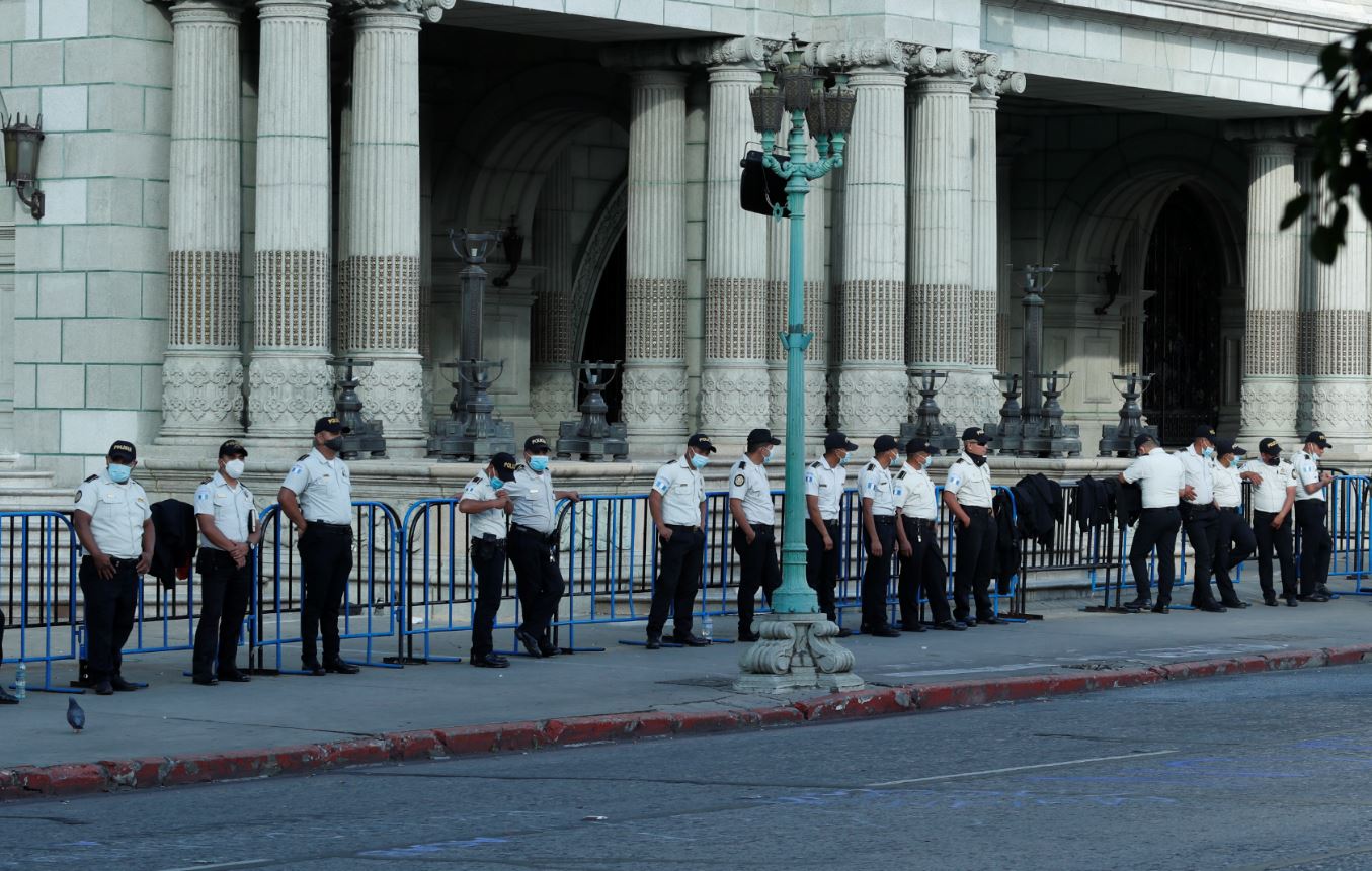 La Policía Nacional Civil resguarda el perímetro del Palacio Nacional por las manifestaciones de este sábado 28 de noviembre. (Foto Prensa Libre: Esbin García)