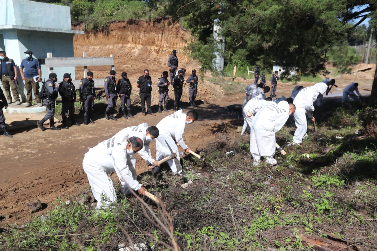 Reos de la cárcel de Pavón trabajan en la construcción de un camino bajo supervisión del Sistema Penitenciario. (Foto Prensa Libre: Érick Ávila)