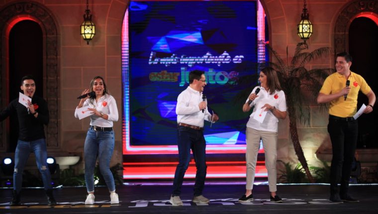 Conductores de distintos canales de televisión se han unido para motivar a los guatemaltecos a realizar sus donaciones a la Teletón, el evento de recaudación de Fundabiem. (Foto Prensa Libre)