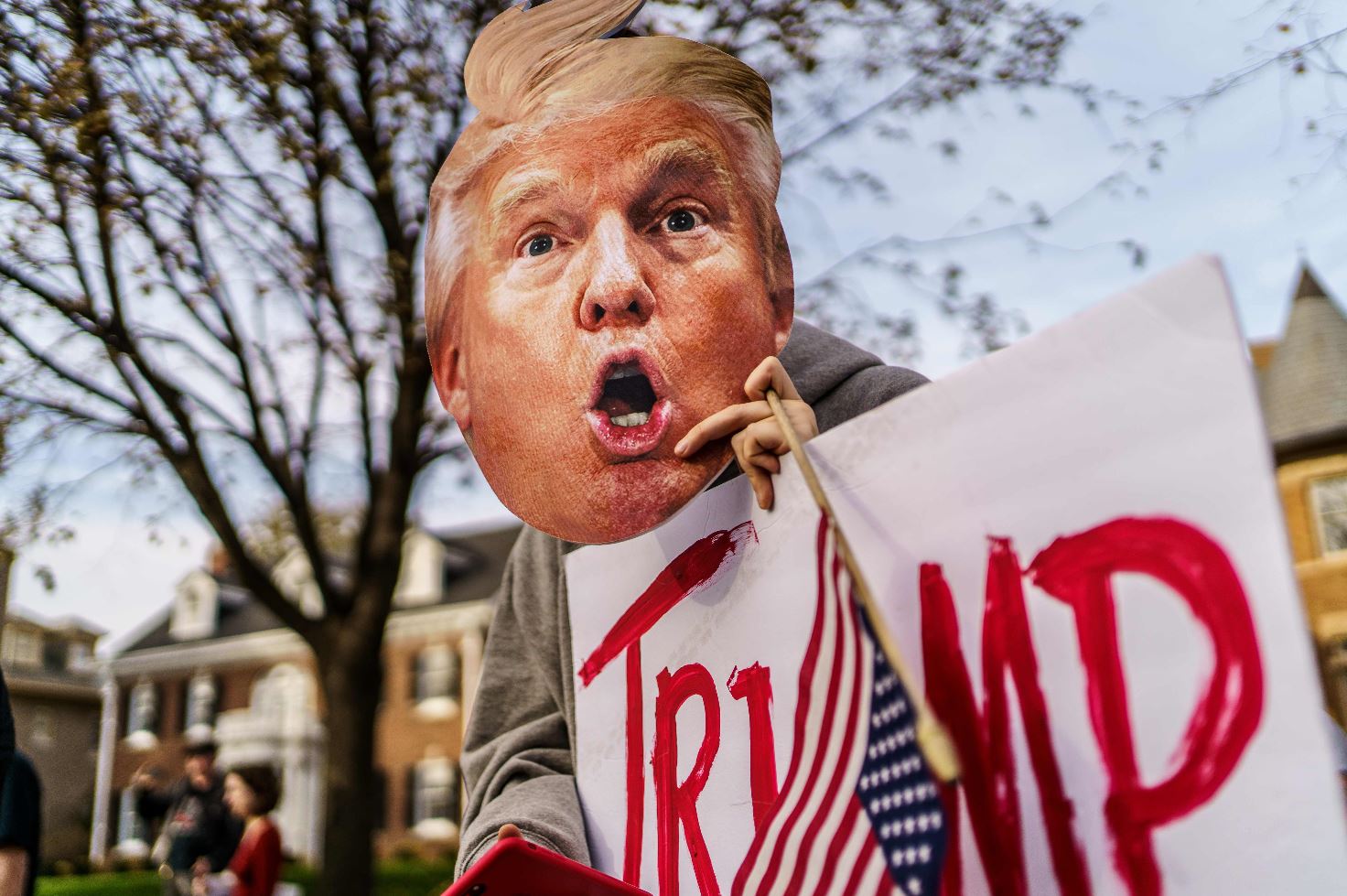 Un manifestante frente a la Casa Blanca celebra que Trump ya no será el presidente de EE. UU. el próximo año. (Foto Prensa Libre: AFP)