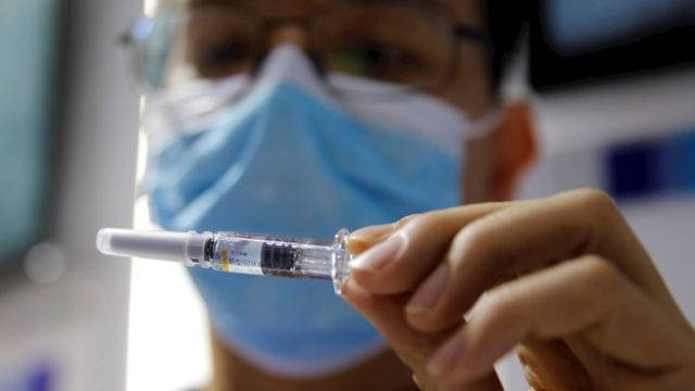 México cuenta con las primeras dosis de vacuna china contra Covid-19 para ensayos Fase 3. (Foto Prensa Libre: EFE)