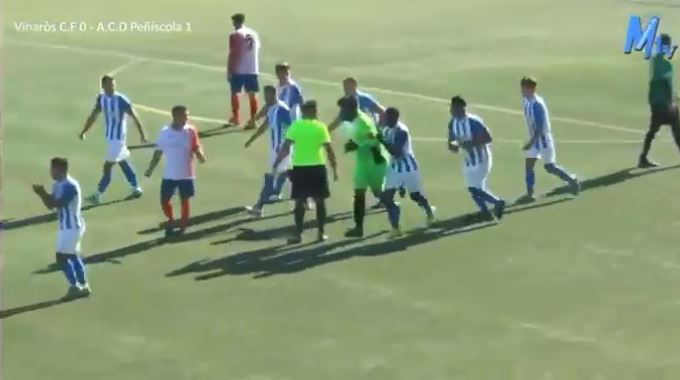El arquero del Vinarós anotó un gol en tiempo de recuperación durante un juego de un torneo regional en España, pero segundos después le anotaron un gol insólito. (Captura de pantalla)