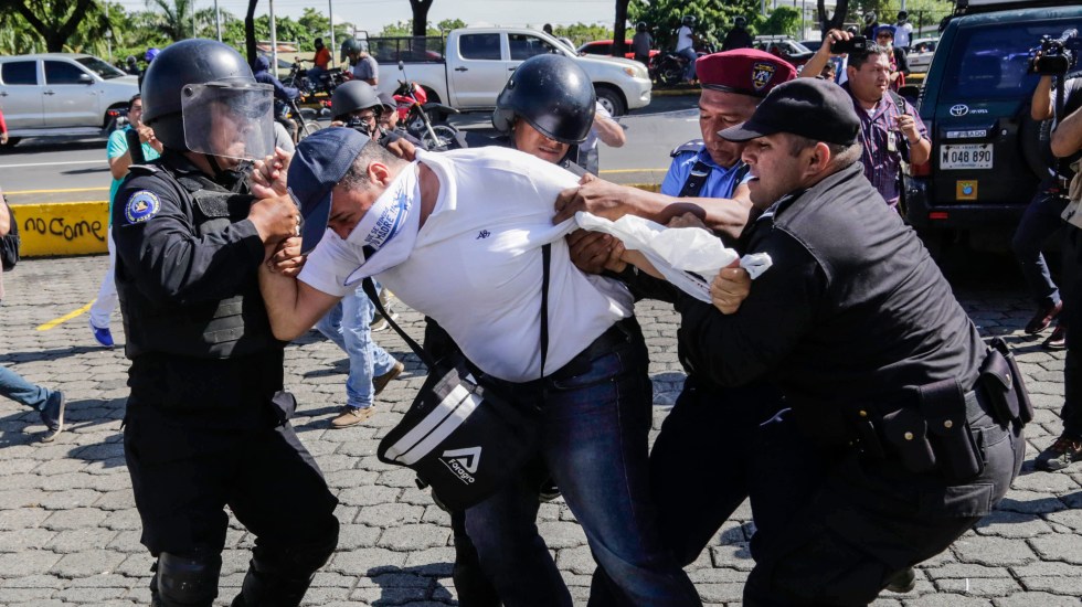 La represión y la falta de libertad de expresión deterioran la democracia, advierte informe. (Foto Prensa Libre: AFP)