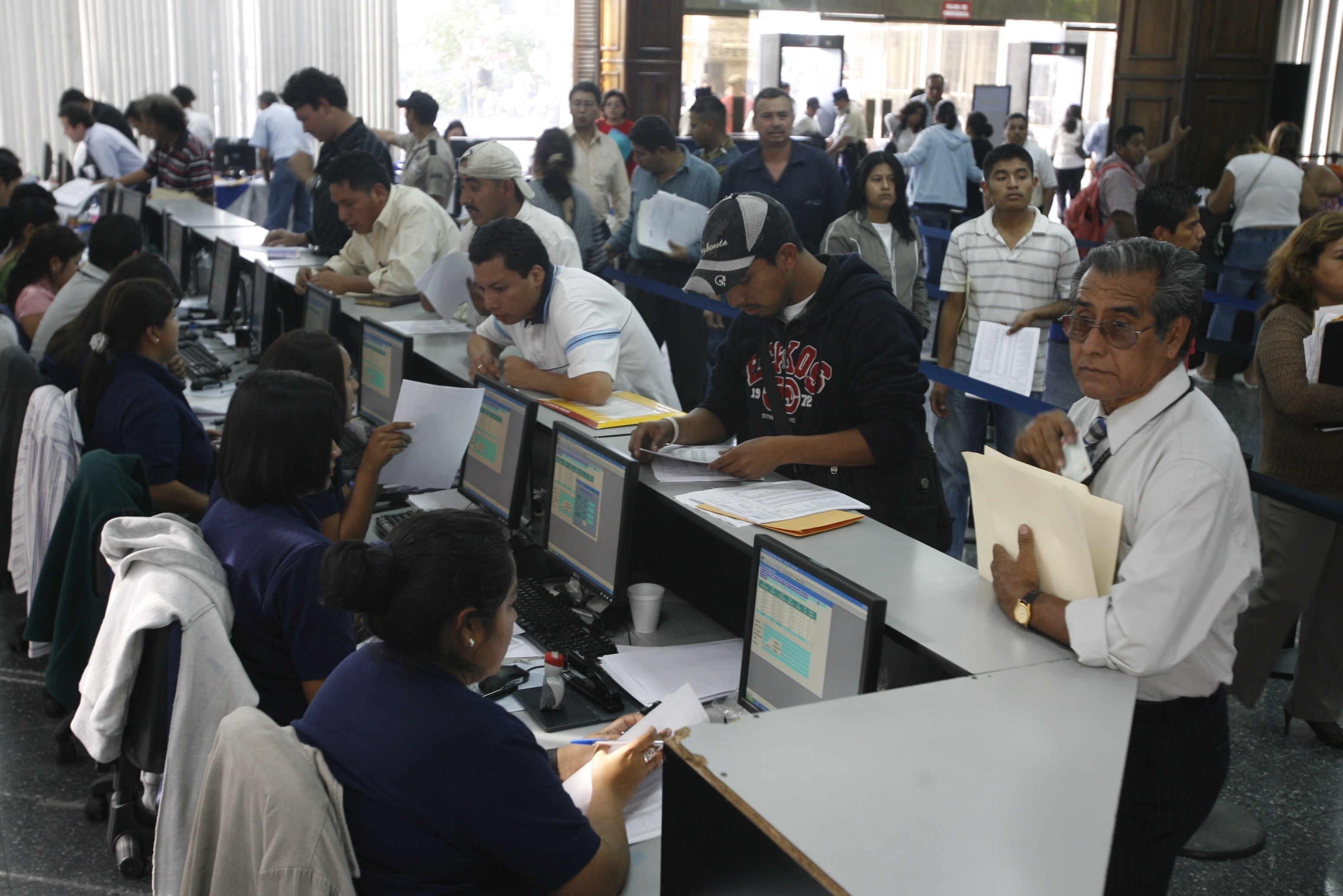 Ciudadanos acuden a última hora a presentar su declaración de impuestos. Foto: Hemeroteca PL