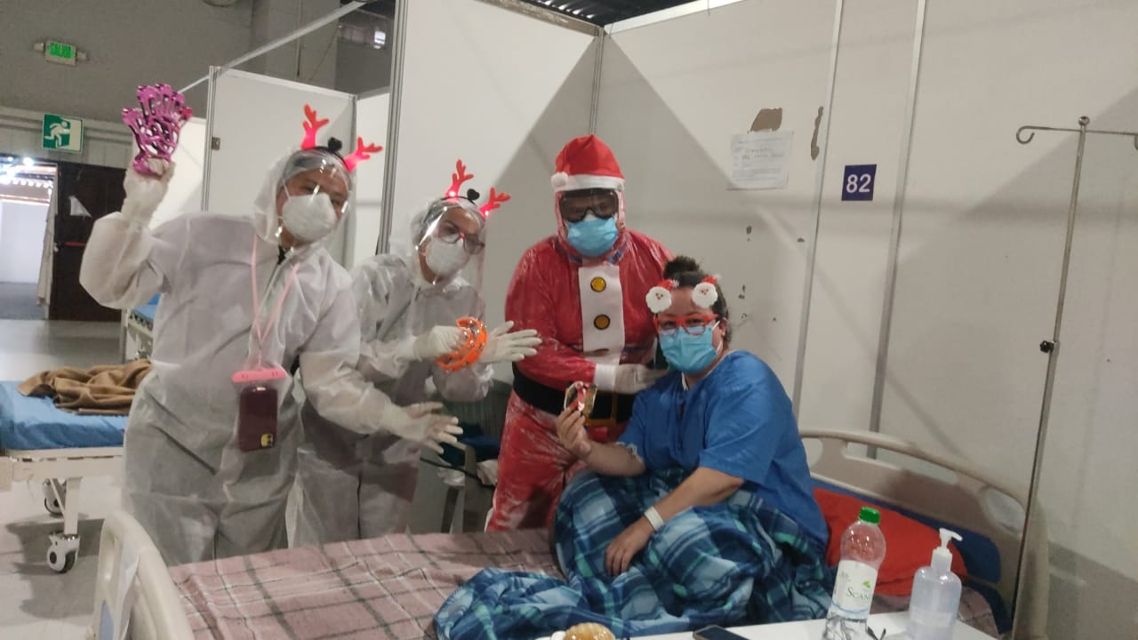 Con música, escenografías y la presencia de Santa Claus, el personal de Salud del Hospital Temporal del Parque de la Industria le celebró la navidad a los pacientes de coronavirus. (Foto Prensa Libre: Cortesía)