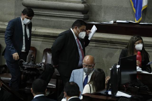 Allan Rodríguez, presidente del Congreso, abandona el hemiciclo luego de la sesión extraordinaria. (Foto: Esbin García)
