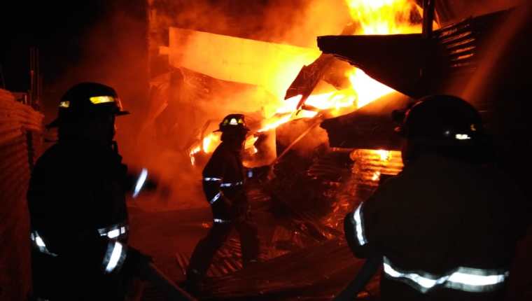 Los bomberos luchan contra las llamas en Villa Nueva. (Foto: Bomberos Voluntarios) 