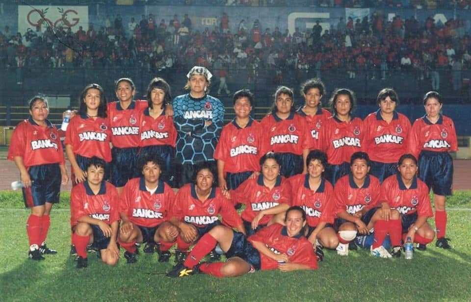 Equipo femenino de Municipal de la década de 1990. La foto la colgó el club en sus redes sociales en julio pasado. Foto Prensa Libre: Nixon García / Club Municipal