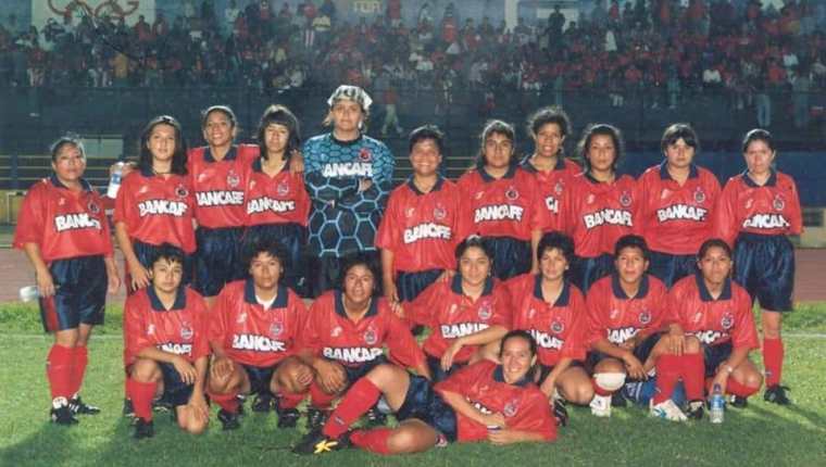 Equipo femenino de Municipal de la década de 1990. La foto la colgó el club en sus redes sociales en julio pasado. Foto Prensa Libre: Nixon García / Club Municipal