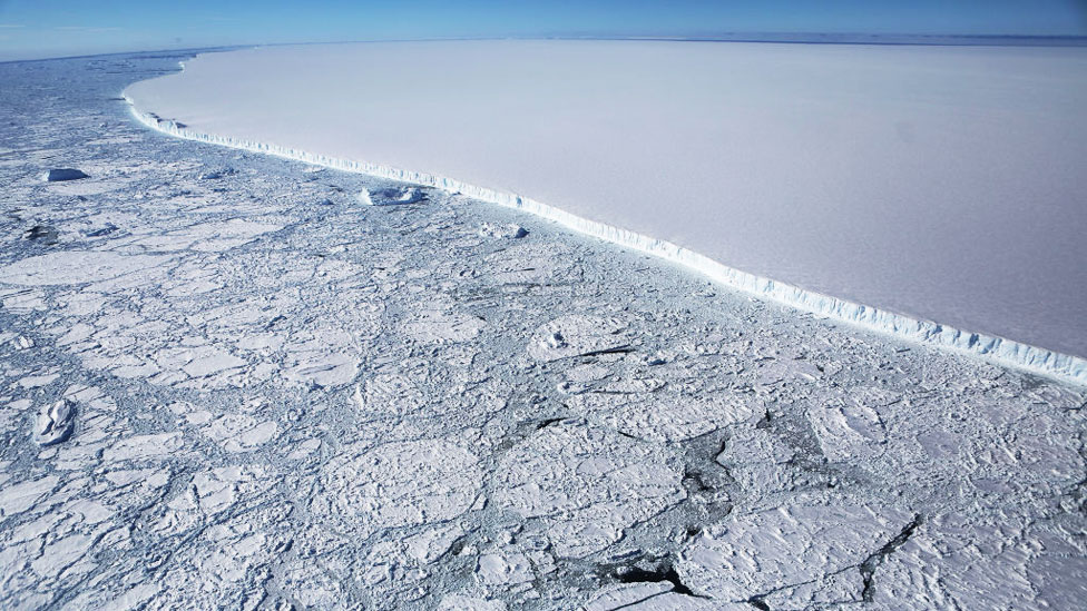 El iceberg A68 equivale a cuatro veces el tamaño de Londres. El bloque tiene 160 km de longitud y un grosor de 200 metros. MARIO TAMA/GETTY IMAGES
