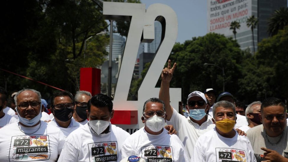 El instalado para recordar la masacre de 72 migrantes en Tamaulipas hace diez años fue el último en sumarse a la lista de antimonumentos en Ciudad de México. (Foto Prensa Libre: Getty Images)