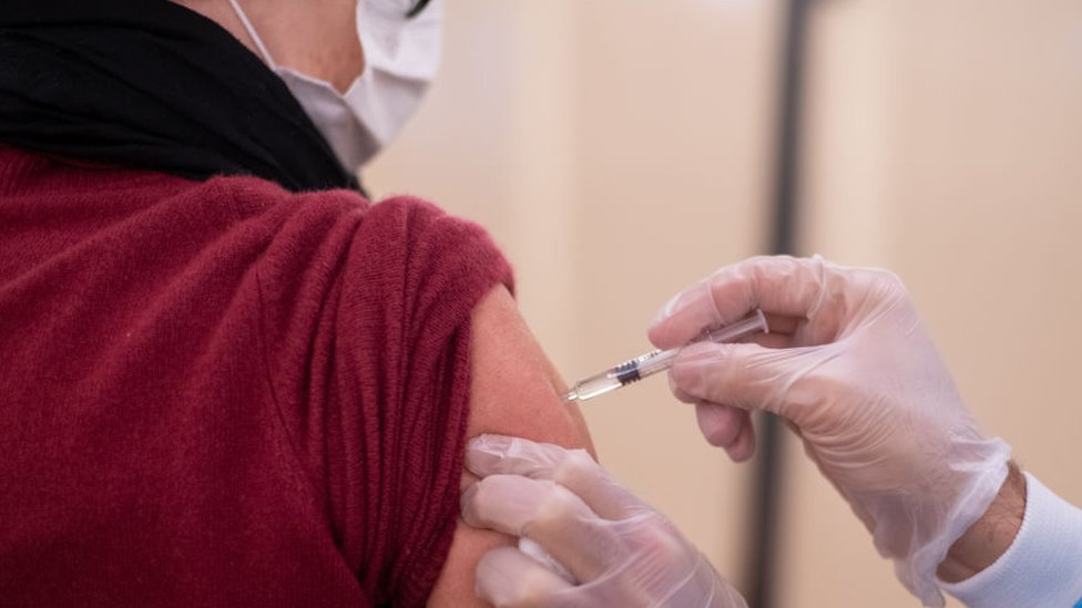 Después de solo 10 meses, la gente ya está siendo vacunada contra la covid-19. (Foto Prensa Libre: Getty Images)