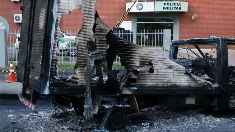 Las bandas criminales prenden fuego a vehículos como una estrategia para cerrar las calles. (Foto Prensa Libre: Reuters)