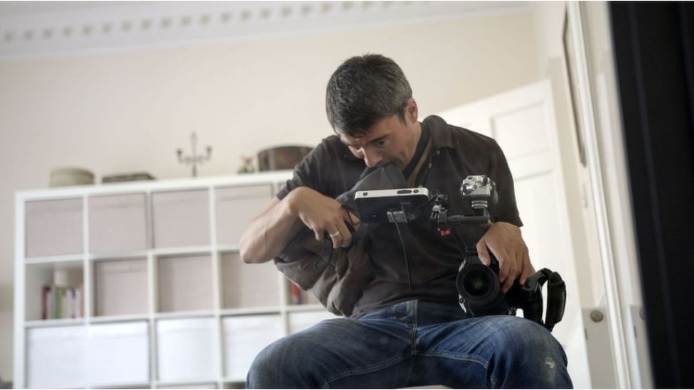 "La mayor parte de mi fuerza y habilidad motora fina se fue. No puedo sujetar la cámara con firmeza". (Foto Prensa Libre: BBC)