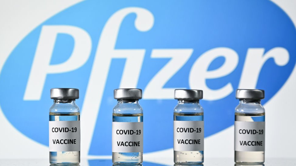 Reino Unido fue el primer país del mundo en aprobar una vacuna contra el nuevo coronavirus. GETTY IMAGES