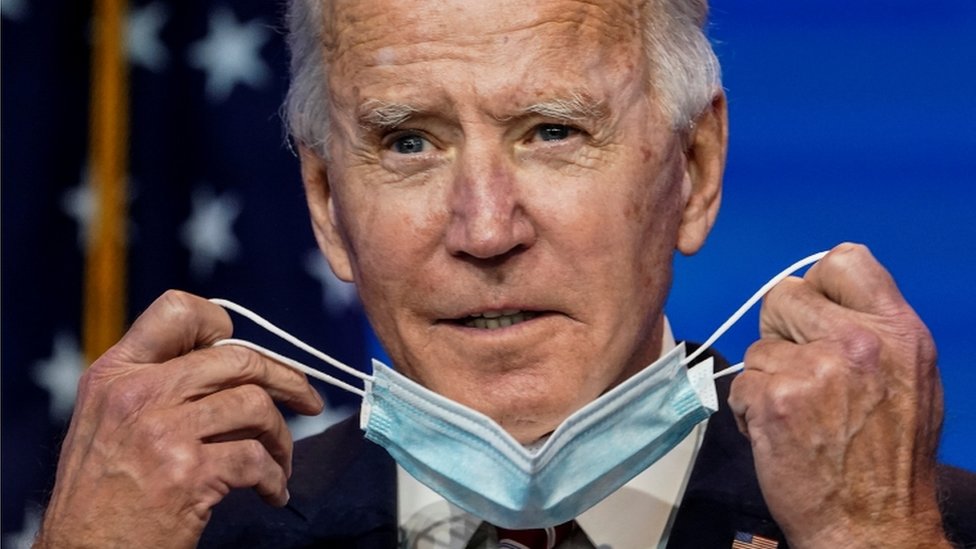 Biden dijo que ordenará que se usen mascarillas en todos los edificios gubernamentales. (Foto Prensa Libre: Reuters)