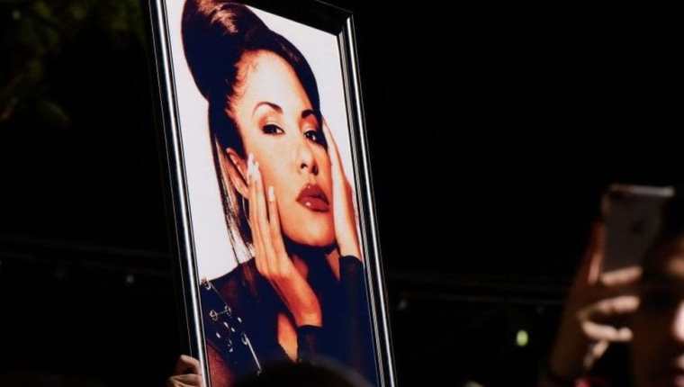 Selena murió a los 23 años tras recibir un disparo por parte de Yolanda Saldívar, quien trabajaba como asistente y presidenta de su club de fans. GETTY IMAGES
