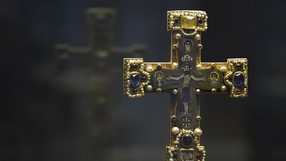 El "tesoro Guelph" contiene piezas de arte religioso muy valiosas como este crucifijo. (Foto Prensa Libre: AFP vía Getty Images)