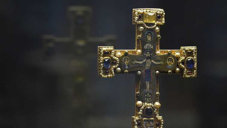 El "tesoro Guelph" contiene piezas de arte religioso muy valiosas como este crucifijo. AFP VIA GETTY IMAGES