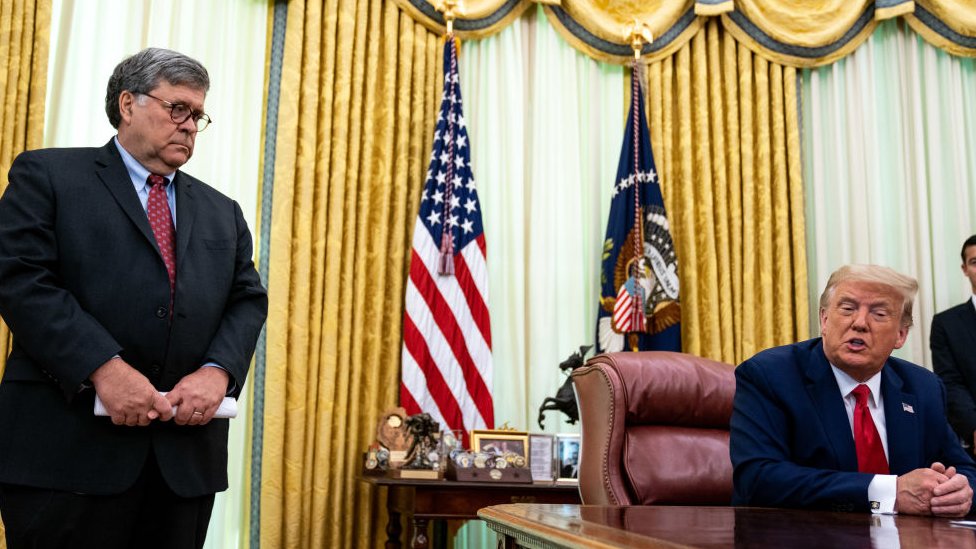 Donald Trump y el fiscal general William Barr. (Foto Prensa Libre: Getty Images)