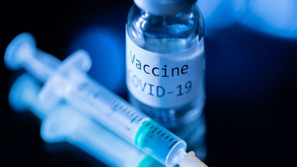 La vacuna contra la covid-19 le enseña al sistema inmune a combatir la enfermedad.