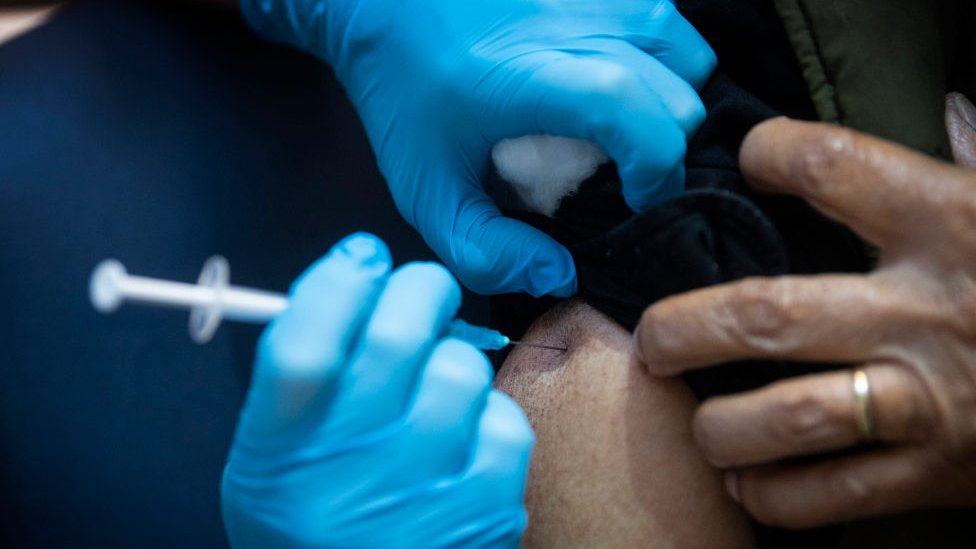 Las vacunas se analizan a fondo para detectar cualquier riesgo antes de empezar a administrarse. (Foto Prensa Libre: Getty Images)