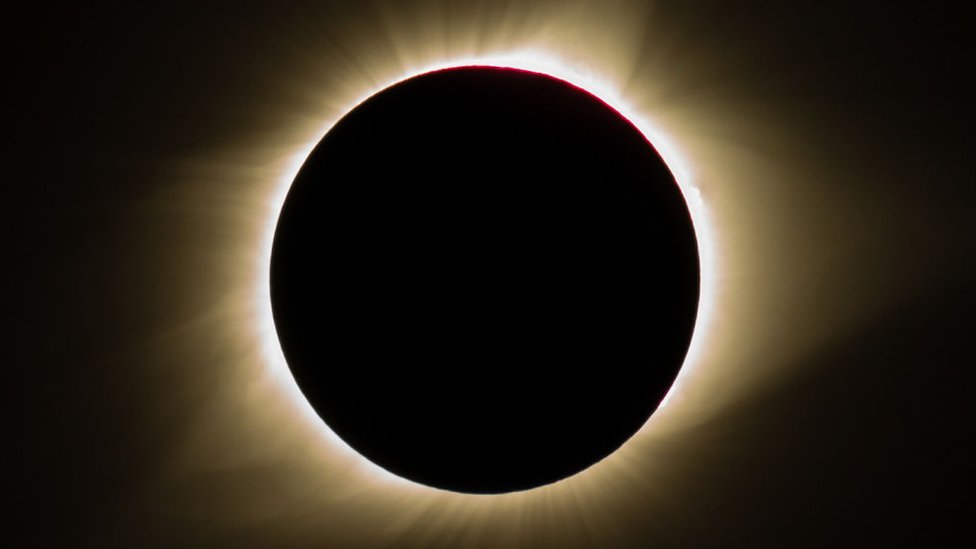 Un eclipse total es la ocasión perfecta para observar la corona solar. GETTY
