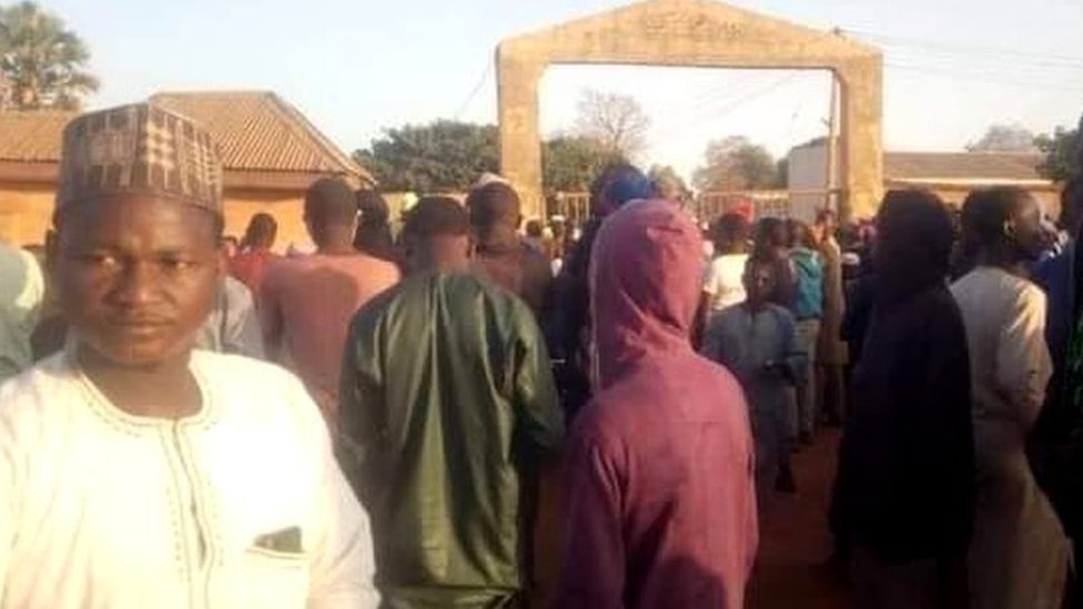 Nigeria: más de 300 estudiantes desaparecidos tras un ataque armado a una escuela
