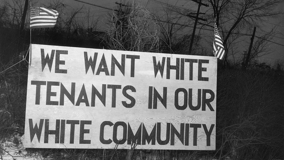 Un aviso dispuesto en Detroit (Michigan) en 1942 frente a un proyecto de vivienda social que dice "Queremos inquilinos blancos en nuestra comunidad blanca". (Foto Prensa Libre: Getty Images)
