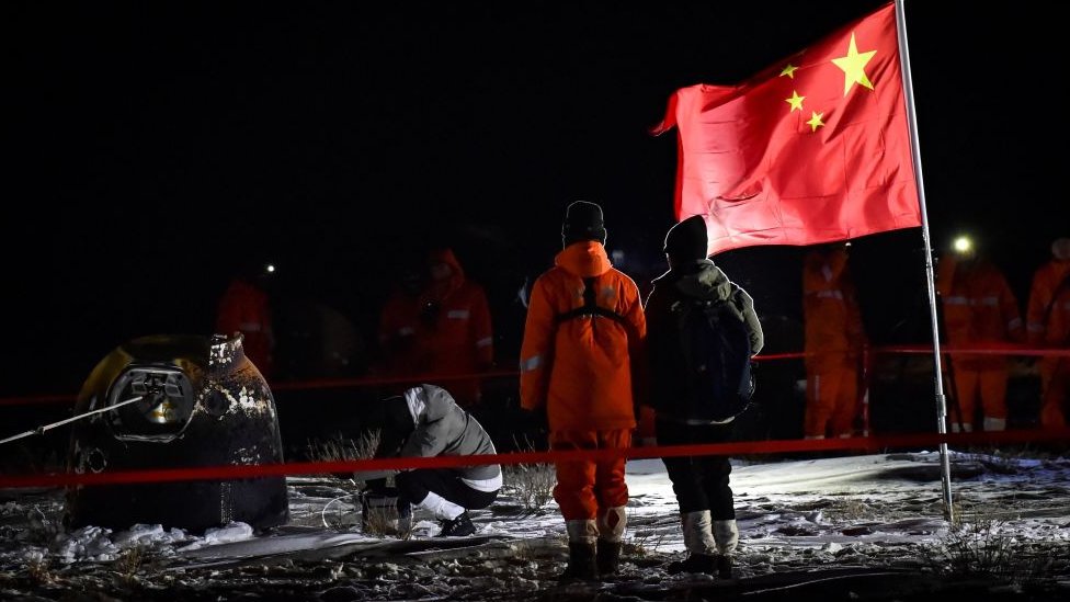 La cápsula que contenía materiales de la Luna aterrizó en Mongolia poco después de la 01:30 hora local del jueves. GETTY IMAGES
