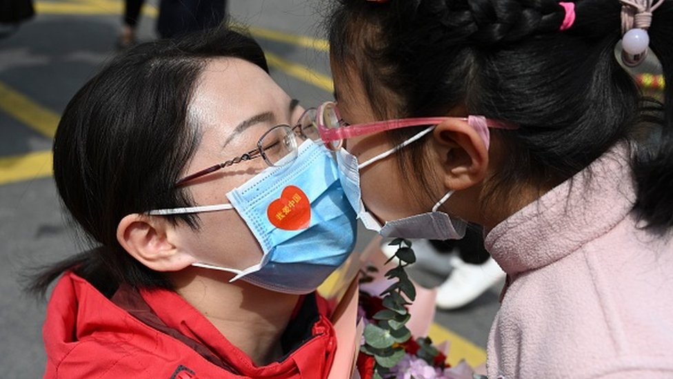 En China se celebró el triunfo sobre el virus. (Foto Prensa Libre: China News Service)