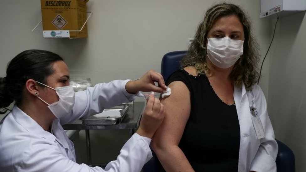 En Brasil se han realizado pruebas masivas de vacunas extranjeras. (Foto Prensa Libre: Reuters)