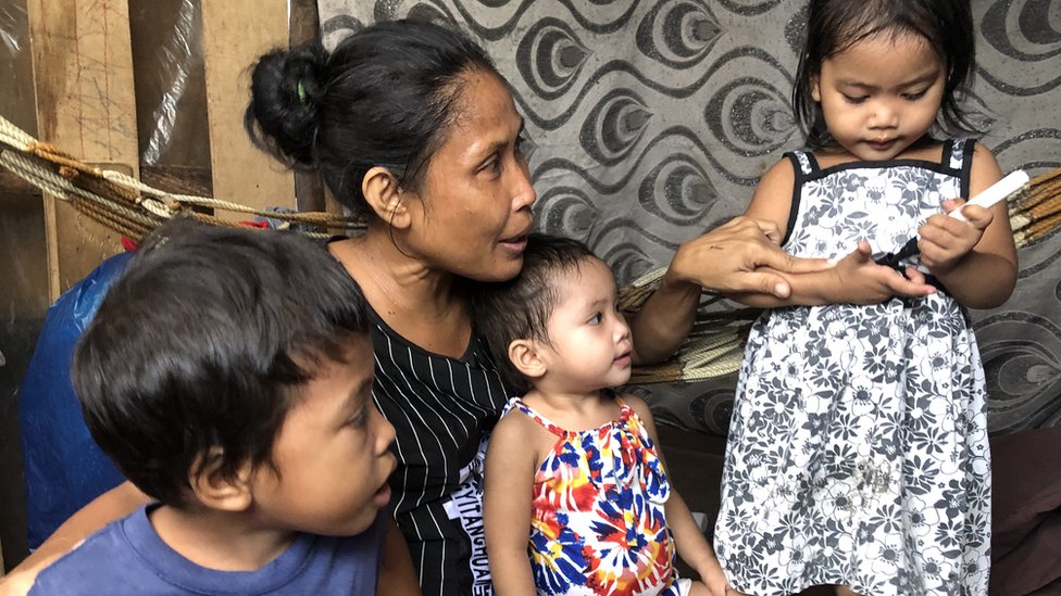 Rovelie Zabala con algunos de sus hijos. (Foto Prensa Libre: BBC)