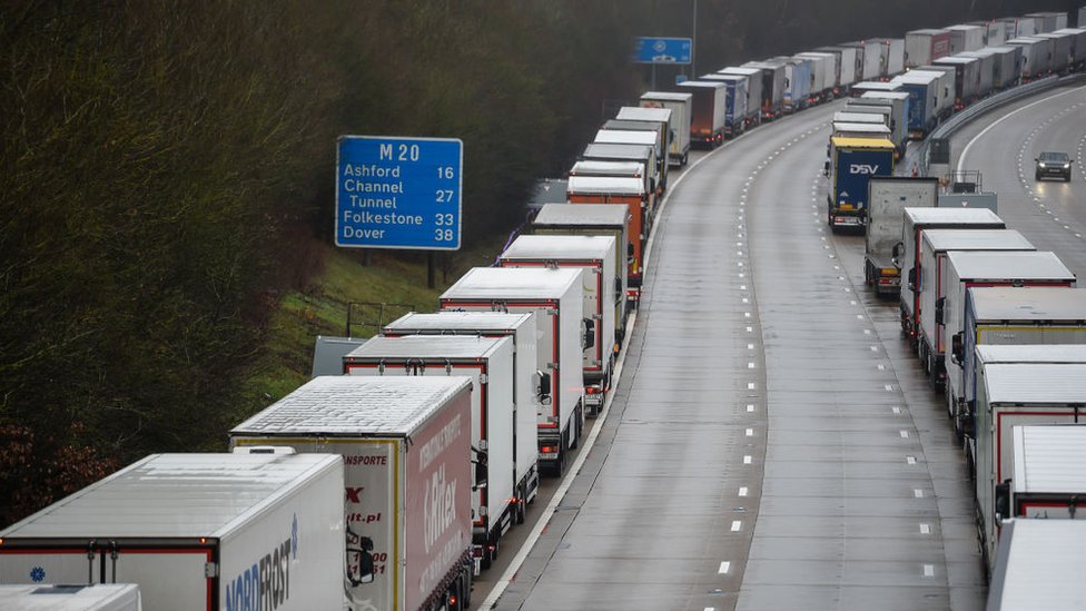 Francia anunció el cierre de su frontera con Reino Unido durante 48 horas, impidiendo a los camiones salir desde el puerto de Dover. (Foto Prensa Libre: Getty Images)