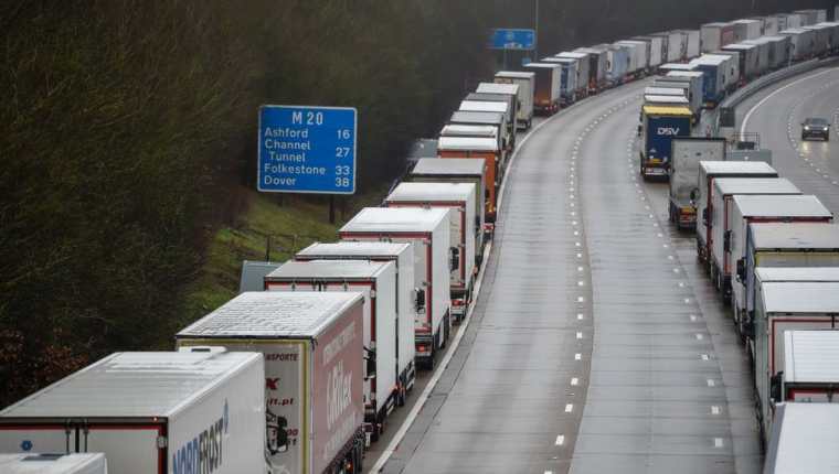 Francia anunció el cierre de su frontera con Reino Unido durante 48 horas, impidiendo a los camiones salir desde el puerto de Dover.