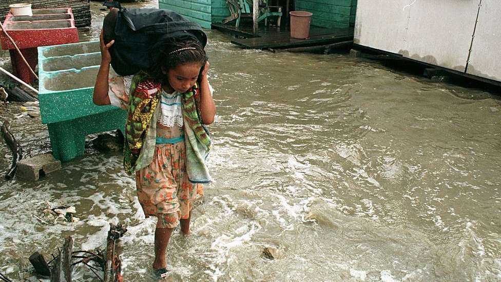 Las niñas en los albergues sufren una mayor vulnerabilidad. (Foto Prensa Libre: Getty Images)