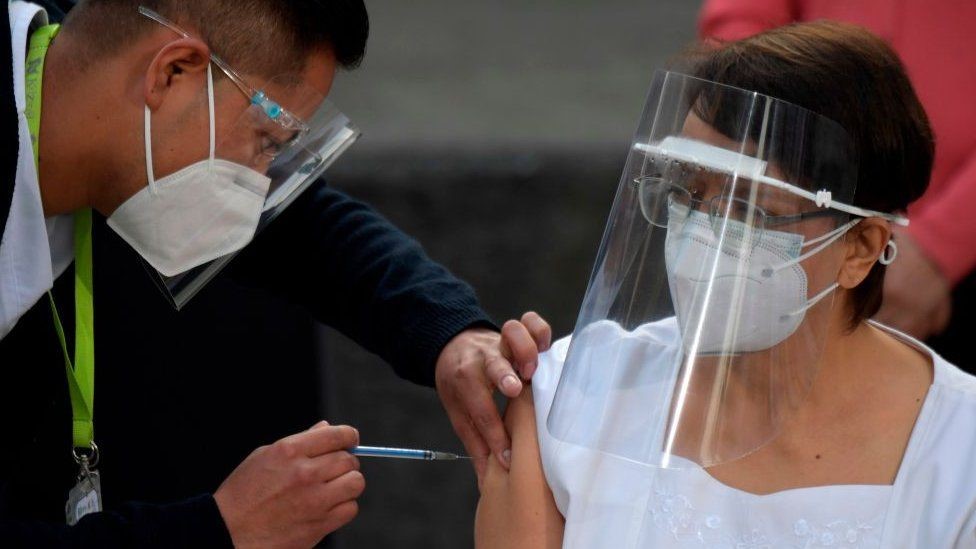 México, Chile y Costa Rica ya están aplicando la vacuna contra el covid-19. (Foto Prensa Libre: Getty Images)