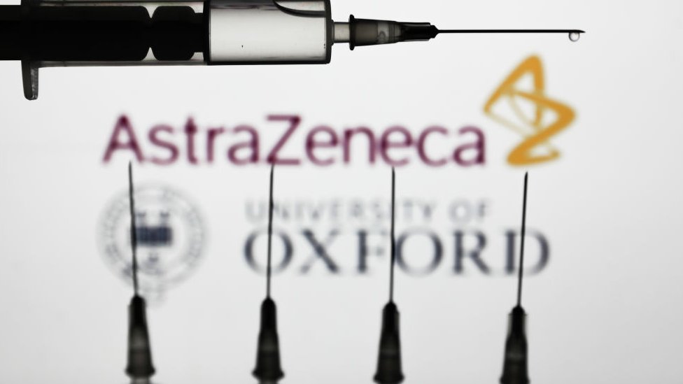 Reino Unido se convirtió en el primer país en aprobar la vacuna de la Universidad de Oxford, como ya lo hizo con la de Pfizer a comienzos de diciembre. (Foto Prensa Libre: Getty Images)