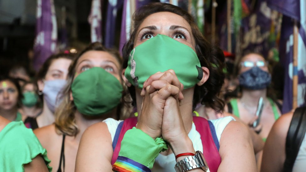 El Senado argentino aprobó este miércoles la propuesta para legalizar el aborto en las primeras 14 semanas de embarazo.