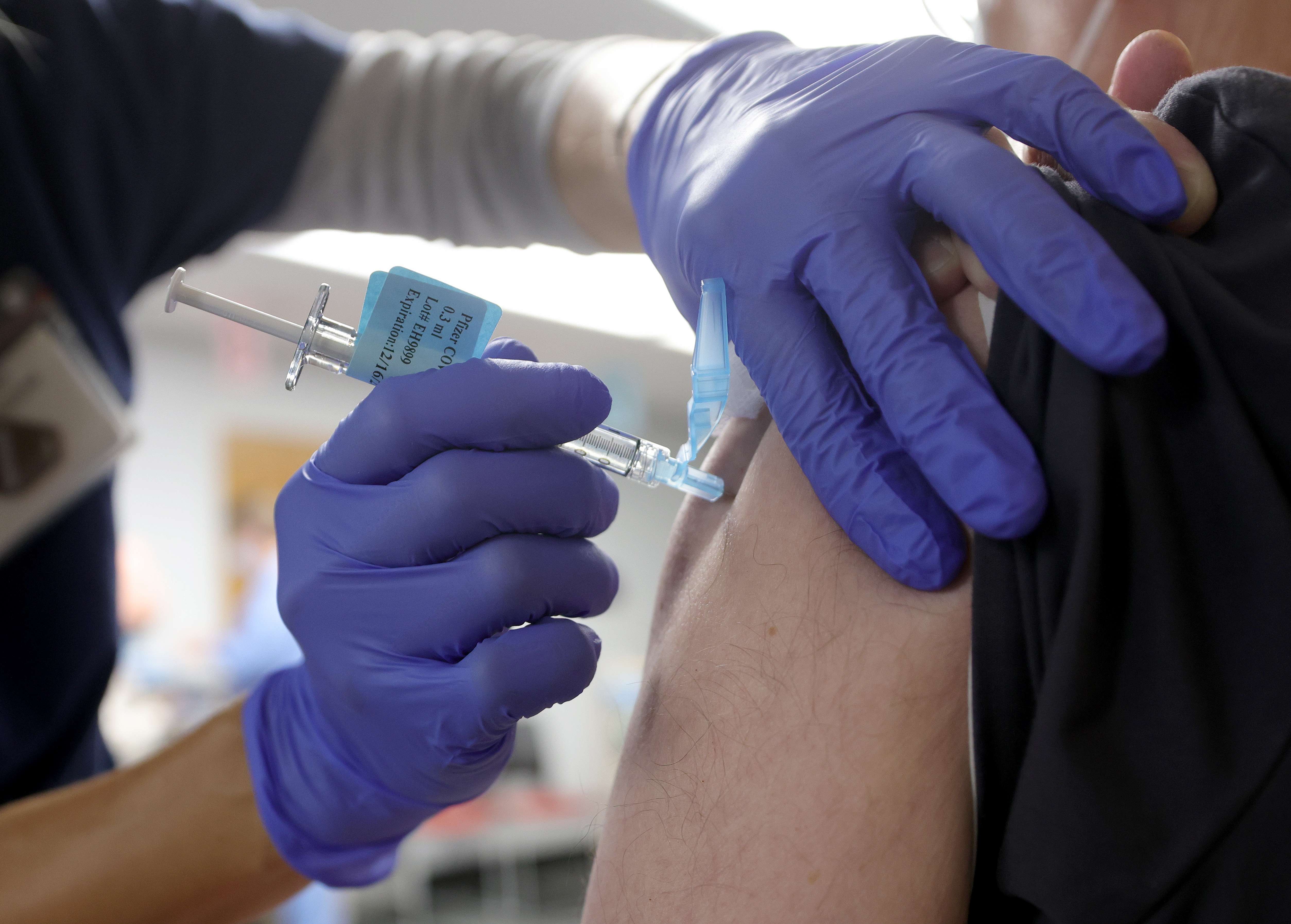 La trabajadora del sector sanitario de Alaska, EE. UU., que ha sufrido una reacción alérgica a la vacuna de Pfizer contra la covid-19 presenta una anafilaxis. (Foto Prensa Libre: AFP)
