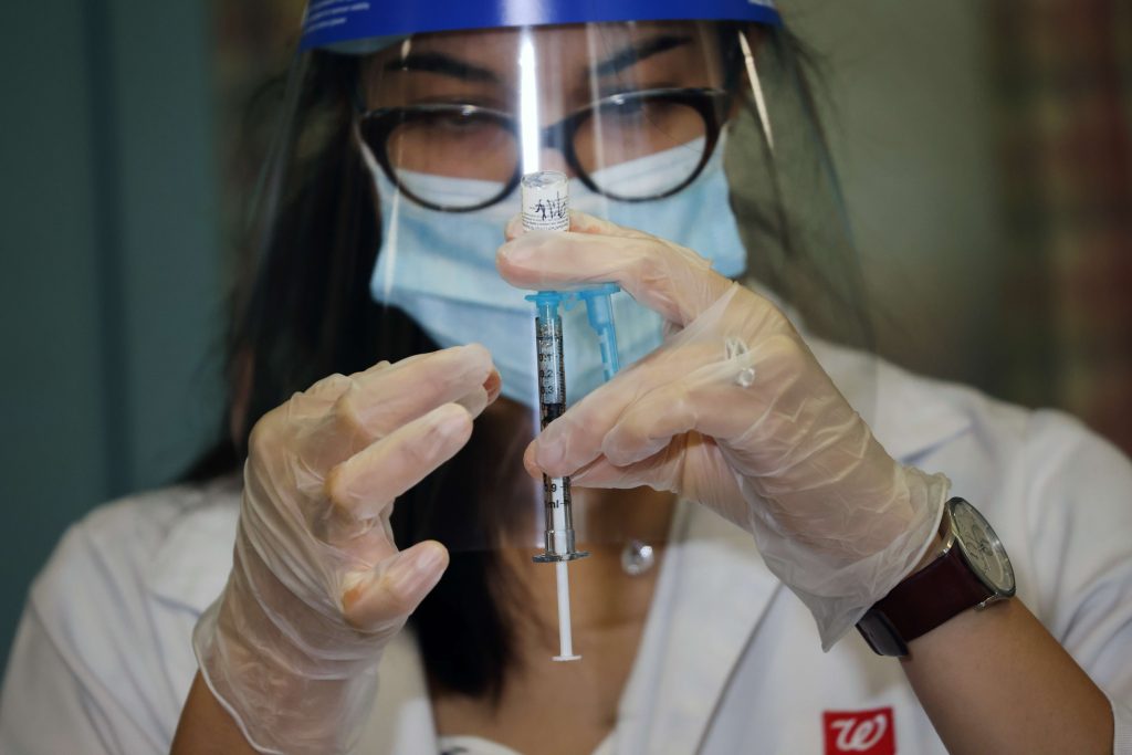 Estados Unidos ya comenzó a vacunar contra el coronavirus. (Foto Prensa Libre: AFP)