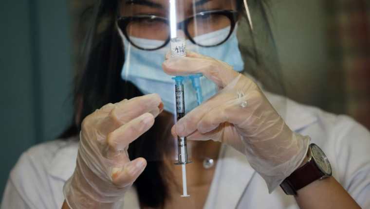 Estados Unidos ya comenzó a vacunar contra el coronavirus. (Foto Prensa Libre: AFP)