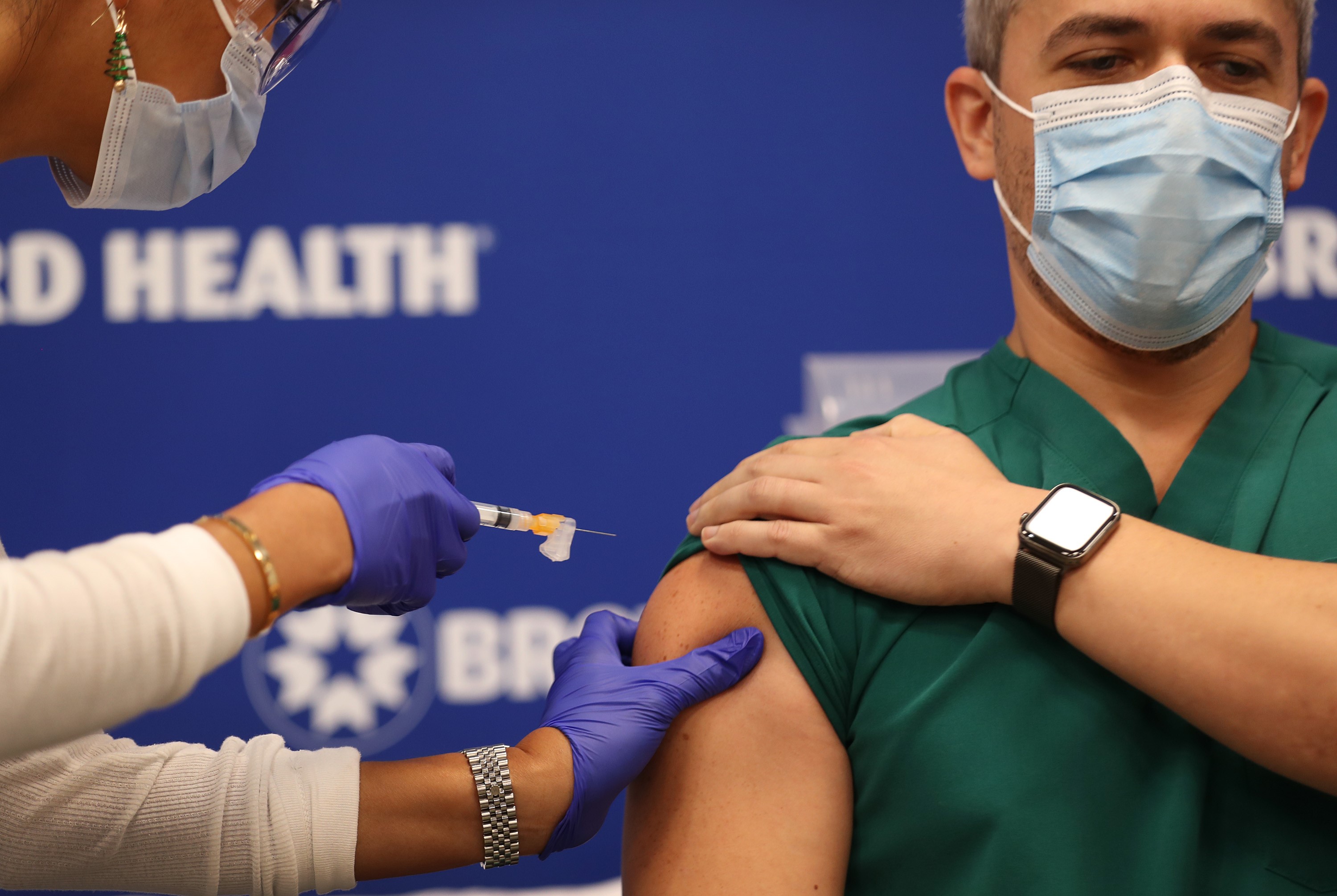 La vacuna contra el coronavirus empezó a aplicarse el 24 de diciembre en Costa Rica. (Foto Prensa Libre: AFP)