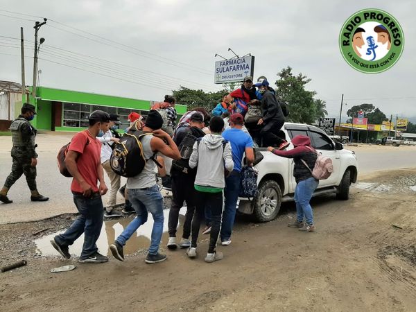 Los migrantes hondureños avanzan en su intento por llegar a Estados Unidos. (Foto Prensa Libre: Tomada de la página de Radio Progreso)