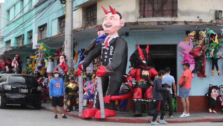 Muchos guatemaltecos compran piñatas para la quema del diablo del 7 de diciembre. (Foto Prensa Libre María José Bonilla)