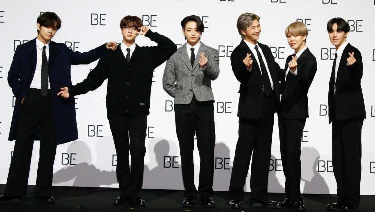 La banda BTS an el lanzamiento de su álbum en Dongdaemun Design Plaza (DDP) en Seúl, Corea del Sur, el 20 de noviembre de 2020.  (Foto Prensa Libre: EFE). 