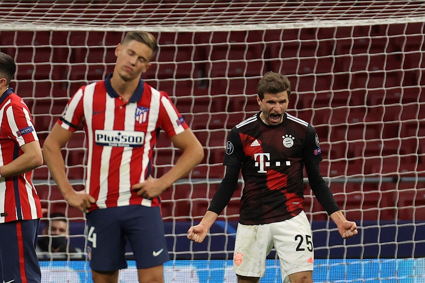 El delantero del Bayern Thomas Müller celebra su gol, de penalti ante el Atlético de Madrid. Foto Prensa Libre: EFE.
