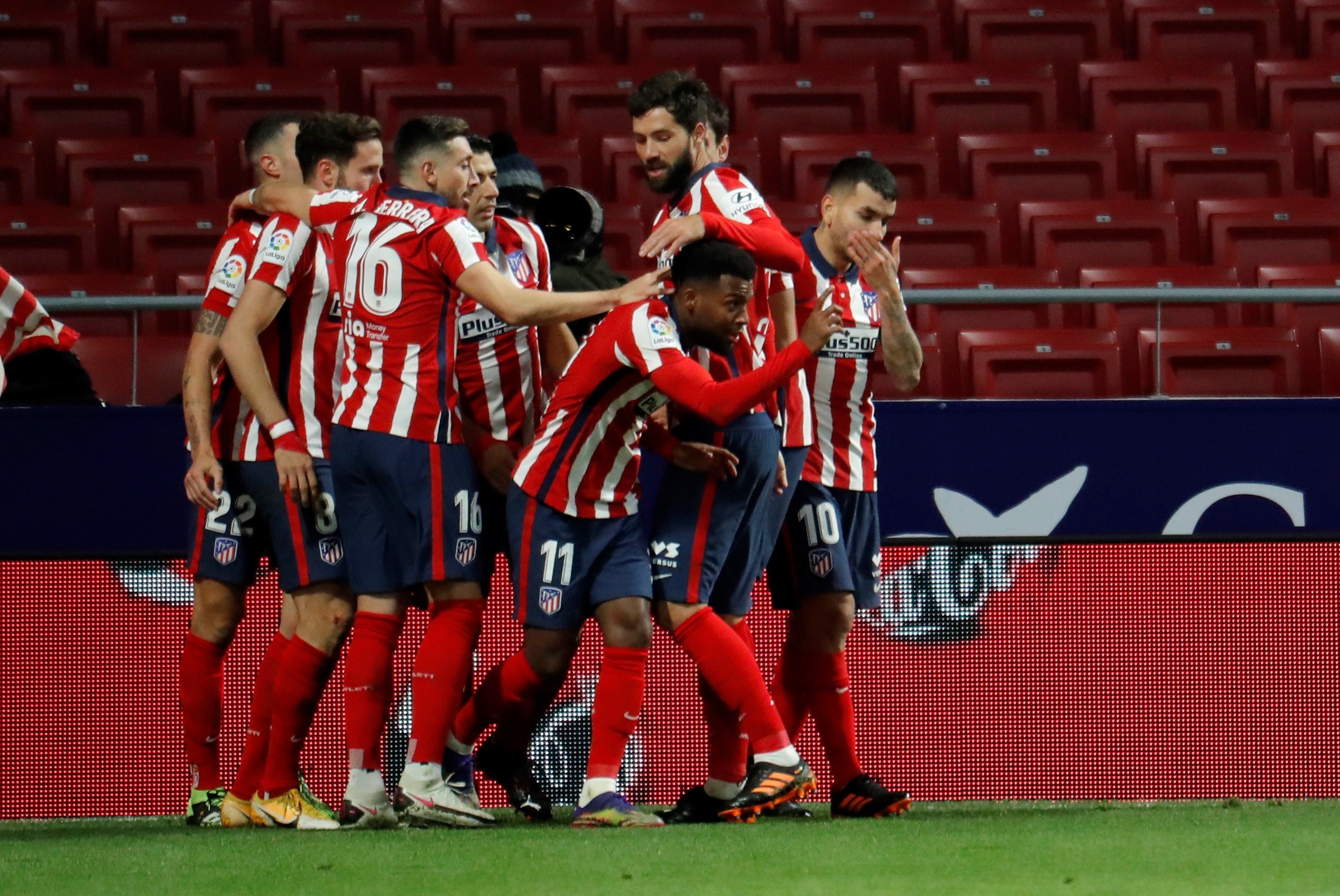 Gracias al segundo empate consecutivo de la Real Sociedad, el Atlético de Madrid pudo subir al primer puesto de La Liga. (Foto Prensa Libre: EFE)
