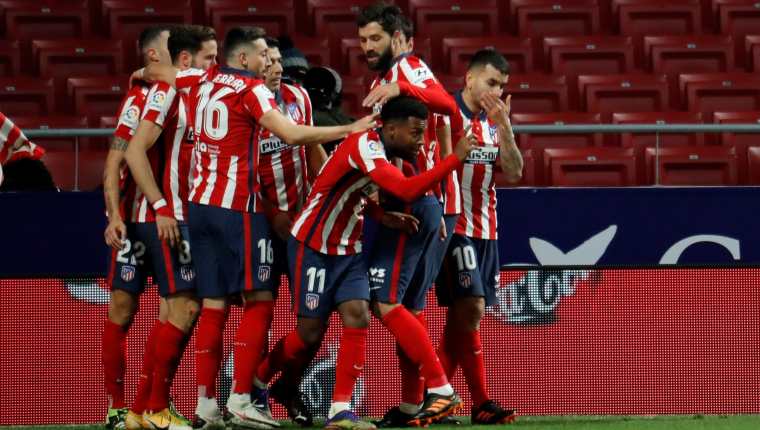 Gracias al segundo empate consecutivo de la Real Sociedad, el Atlético de Madrid pudo subir al primer puesto de La Liga. (Foto Prensa Libre: EFE)
