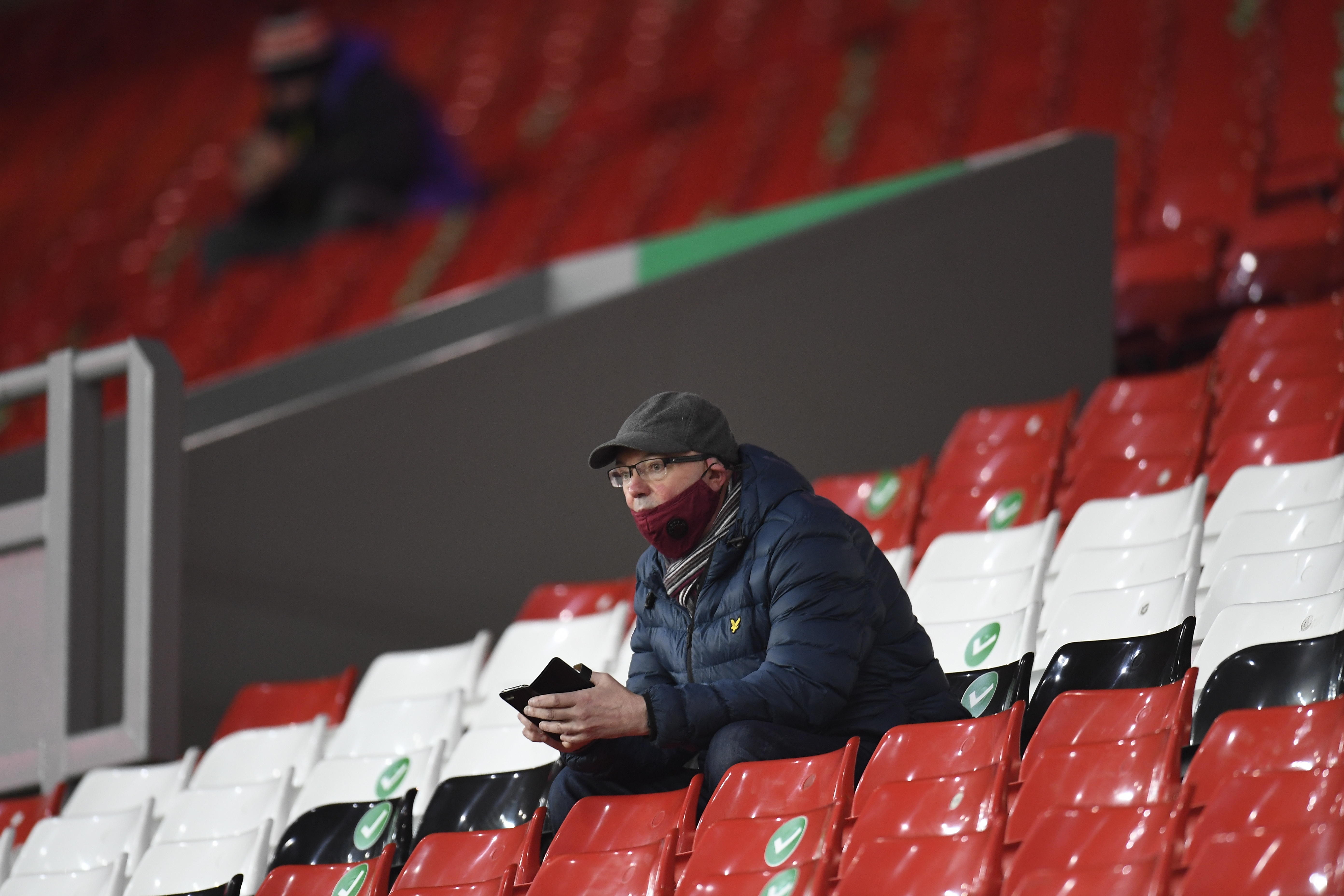 Los aficionados ingleses pudieron regresar a los estadios para disfrutar de partidos de la Premier League, pero el aforo fue bastante limitado. (Foto Prensa Libre: EFE)